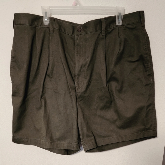 Dockers Men's No Wrinkle Short Pleated Standard Length Shorts Sz 42 (NWT) - Picture 1 of 9